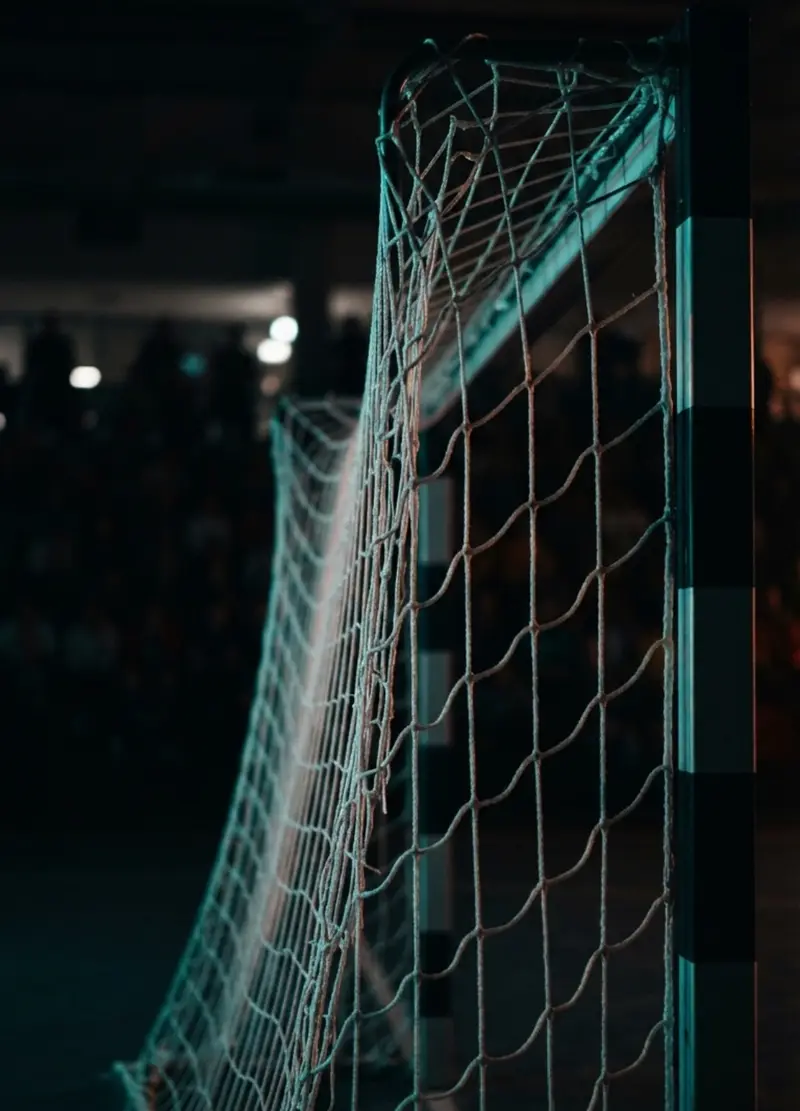 Arco de fútbol de salón con la red iluminada en una cancha cubierta